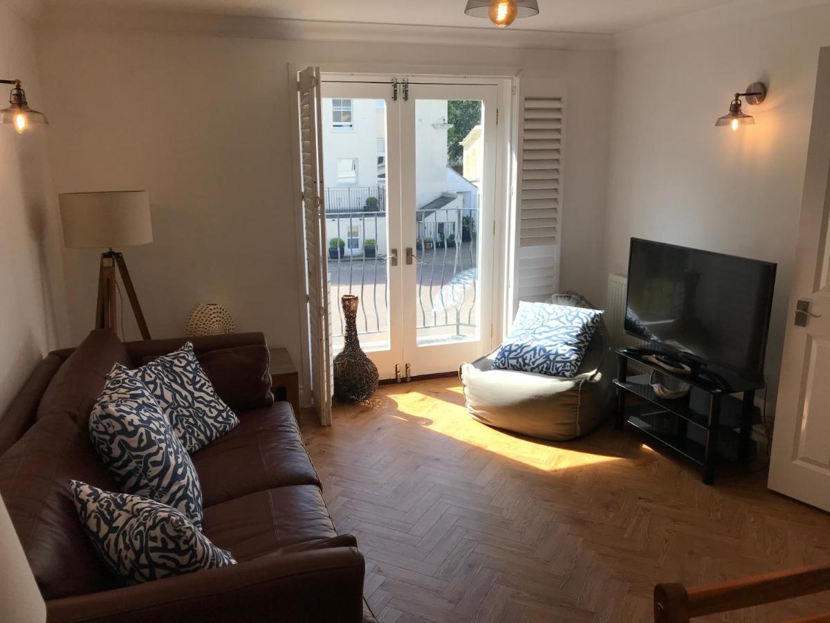 The Beach House Holiday Apartments Eastbourne Eksteriør billede