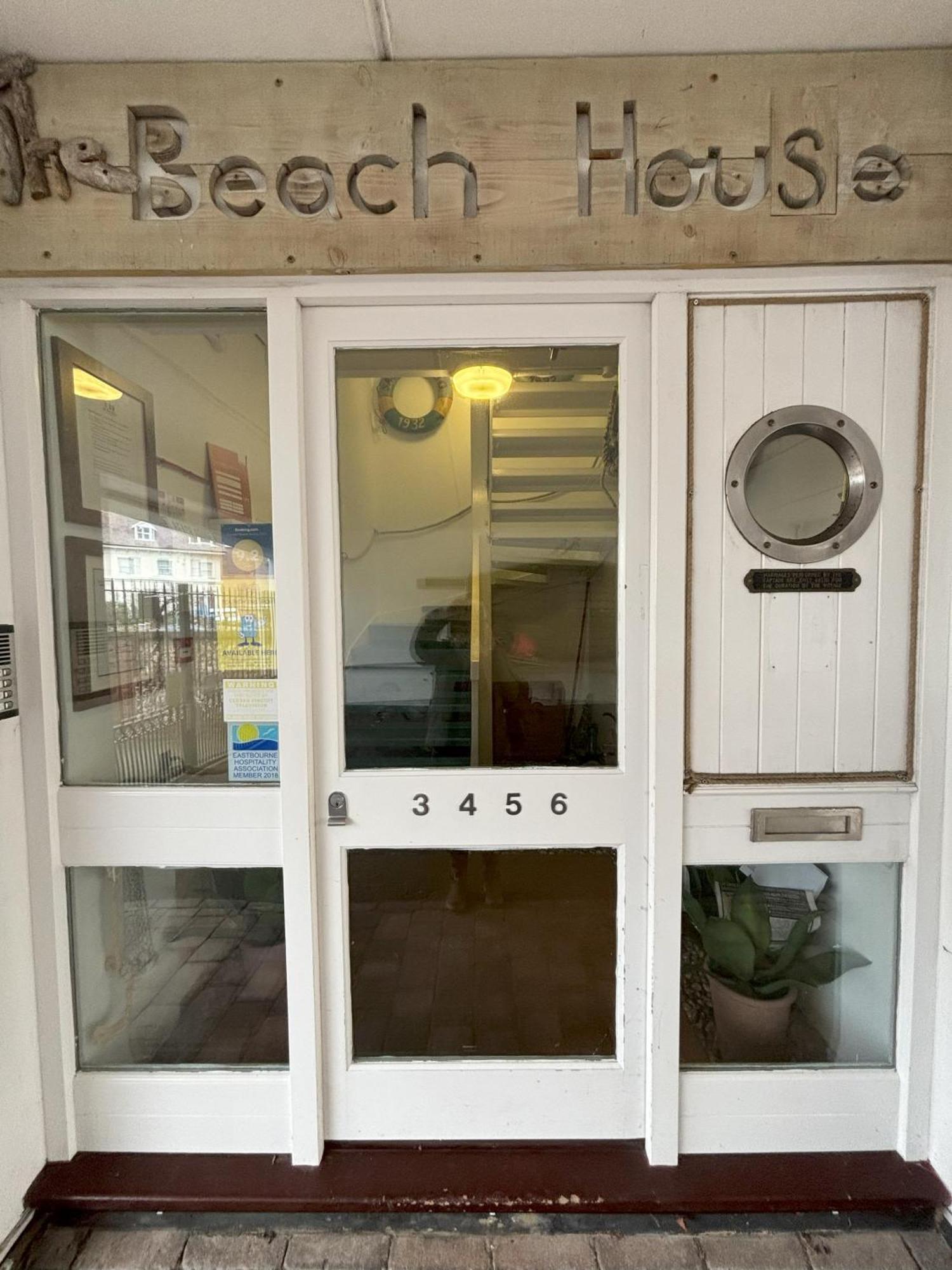 The Beach House Holiday Apartments Eastbourne Eksteriør billede