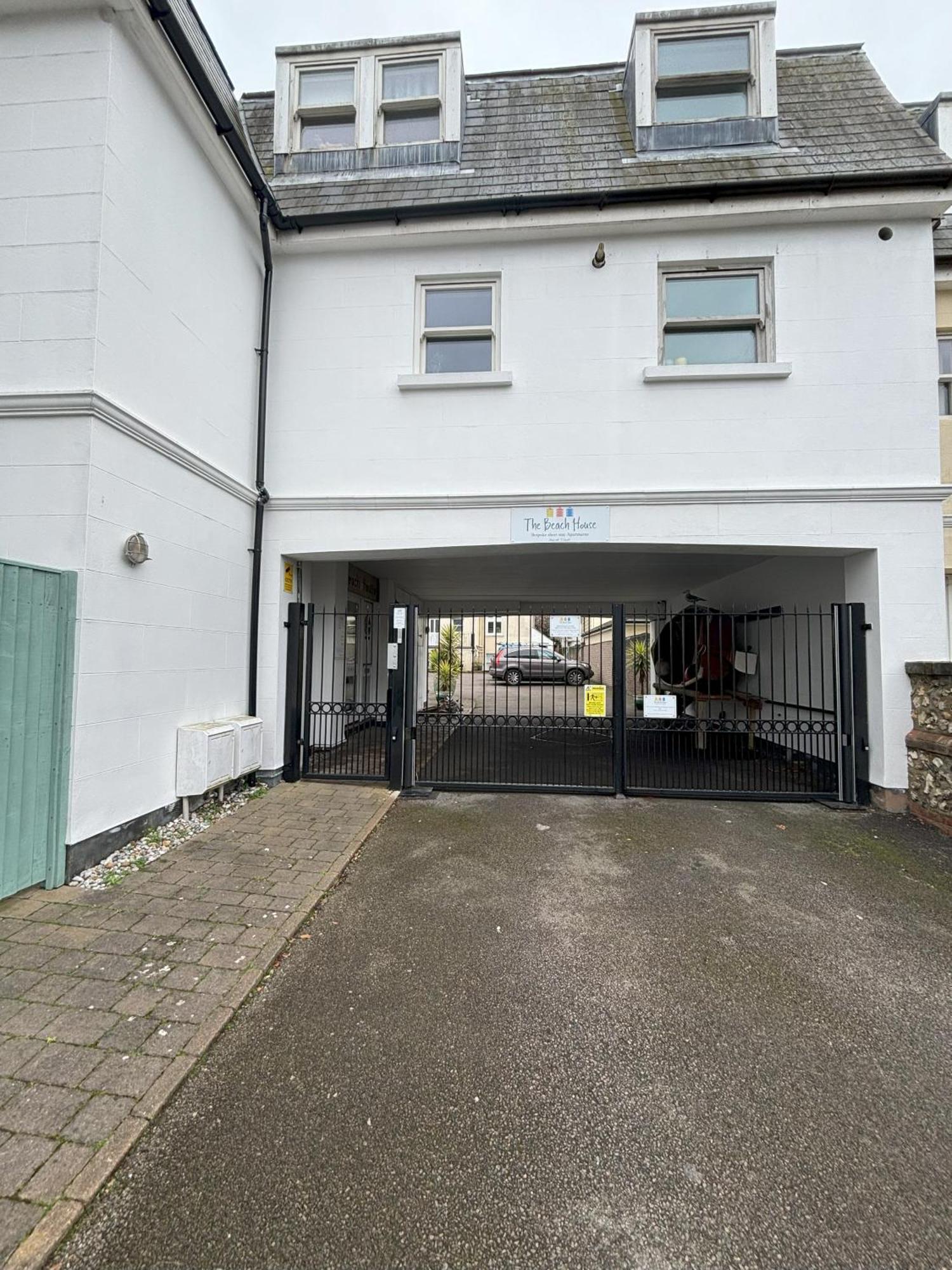 The Beach House Holiday Apartments Eastbourne Eksteriør billede
