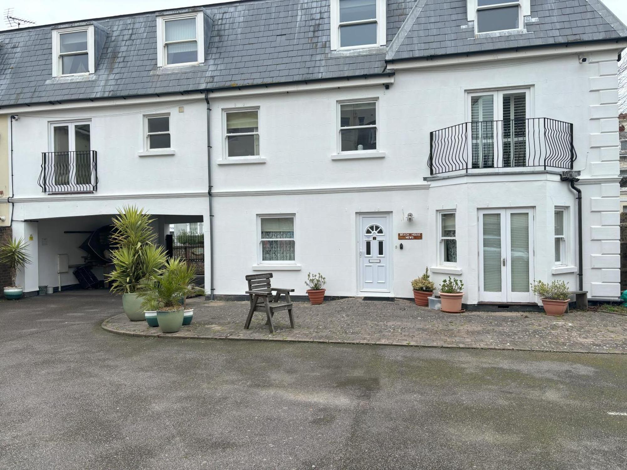 The Beach House Holiday Apartments Eastbourne Eksteriør billede