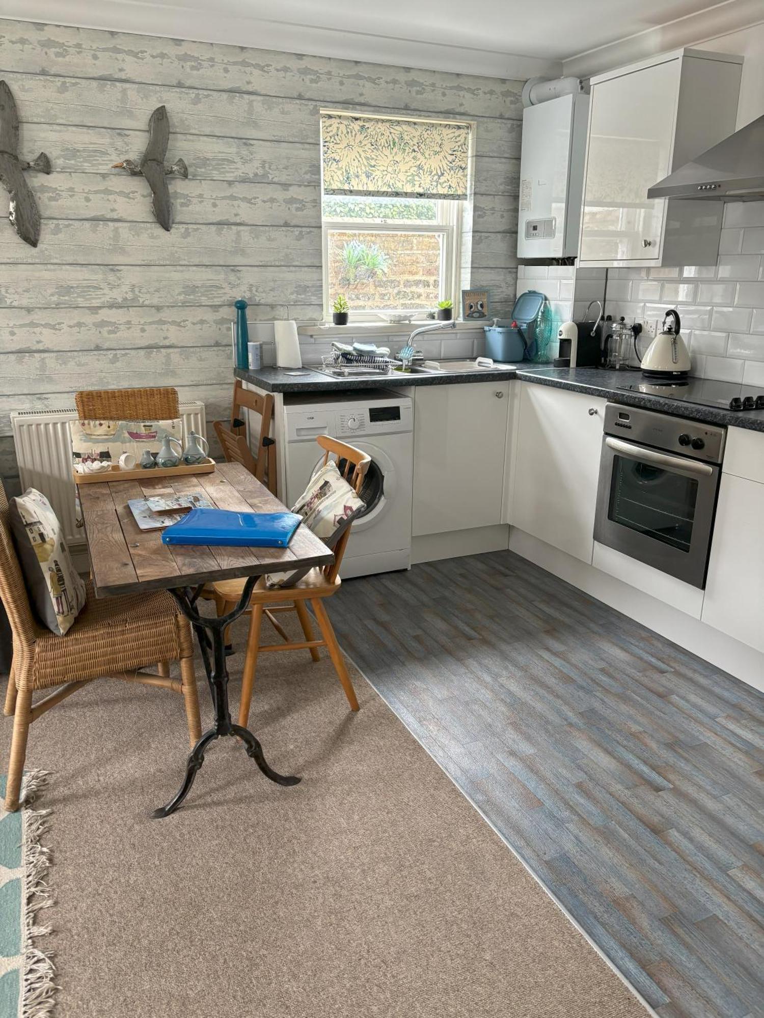 The Beach House Holiday Apartments Eastbourne Eksteriør billede